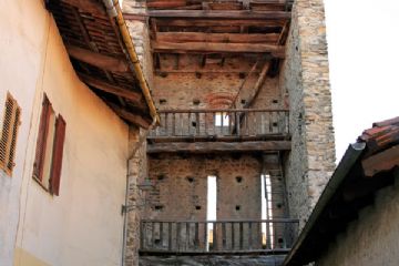 Retro della torre-porta (Foto di Alessandro Vecchi CC-BY-SA 2016)
